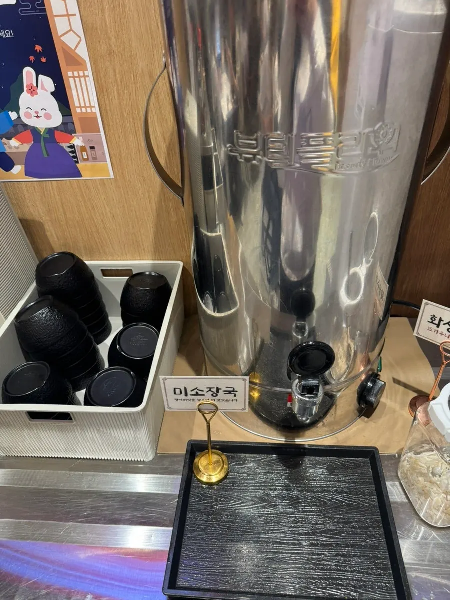 셀프바에 준비된 반찬 코너