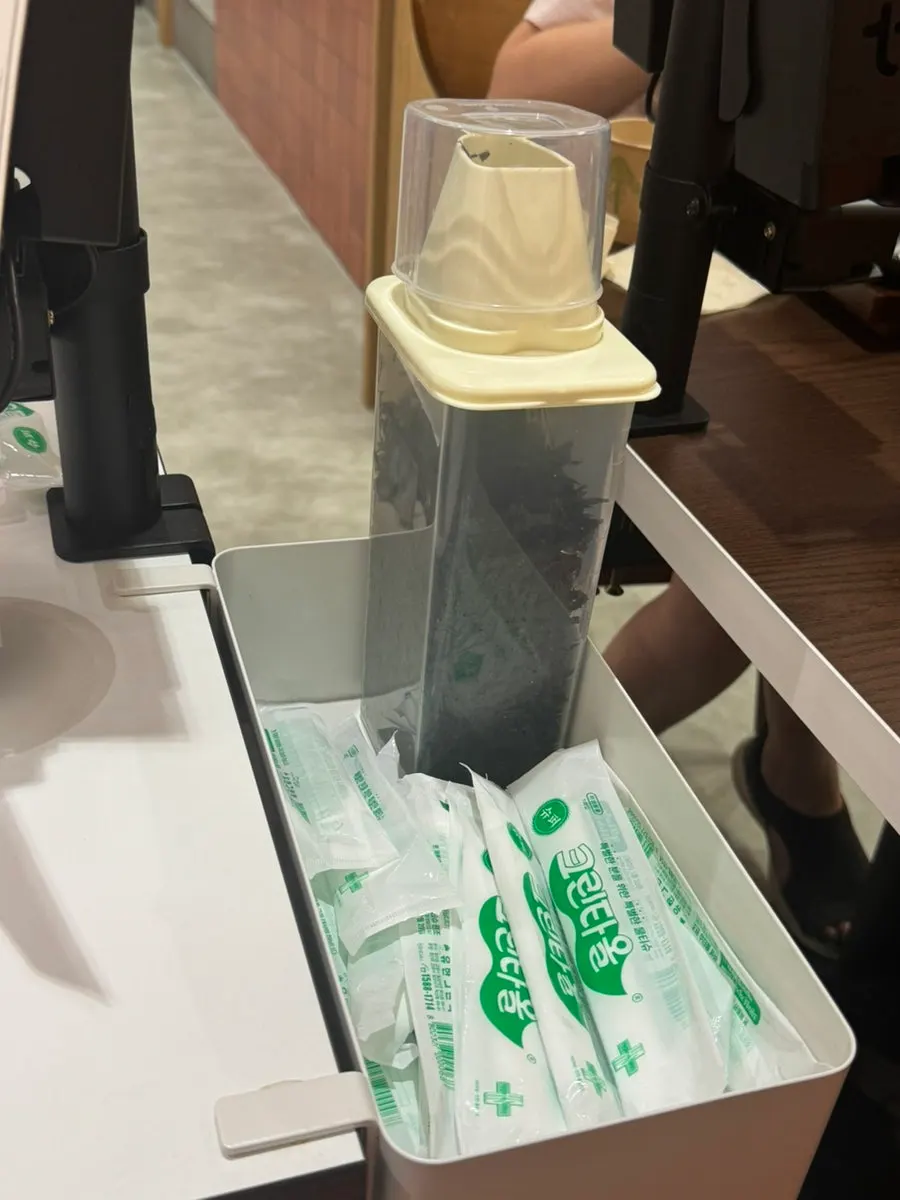 테이블에 적힌 비빔밥 맛있게 먹는 팁과 김가루
