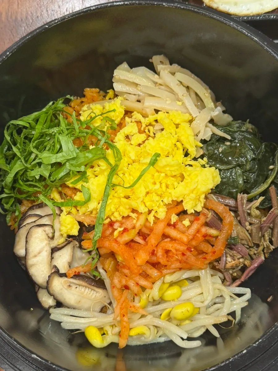 야채가 가득 올라간 황등 토렴 비빔밥