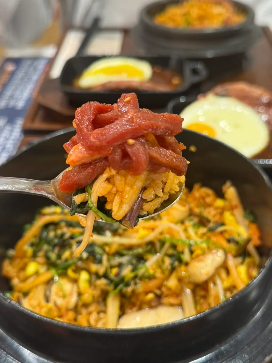 계란후라이를 올린 한우육회 비빔밥