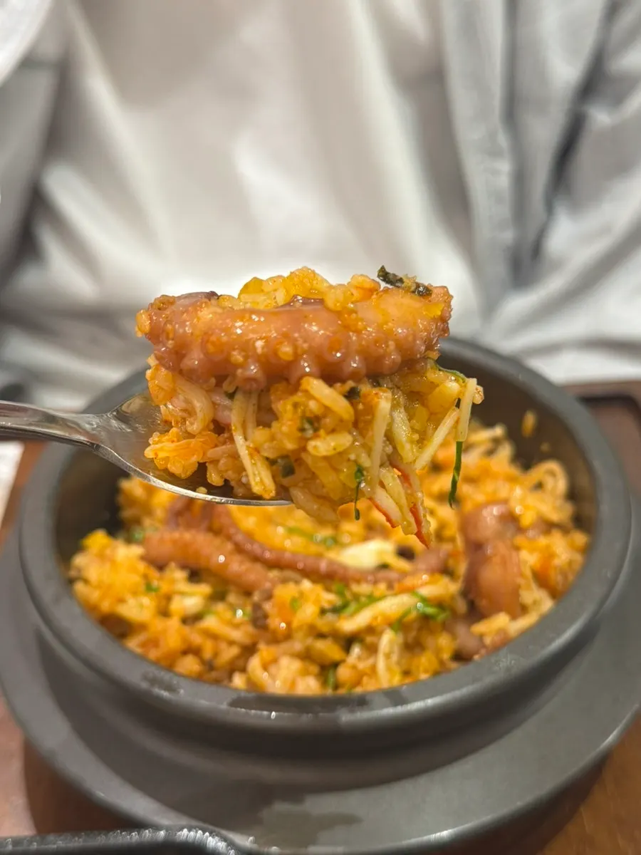 젓가락으로 비빈 낙지 비빔밥