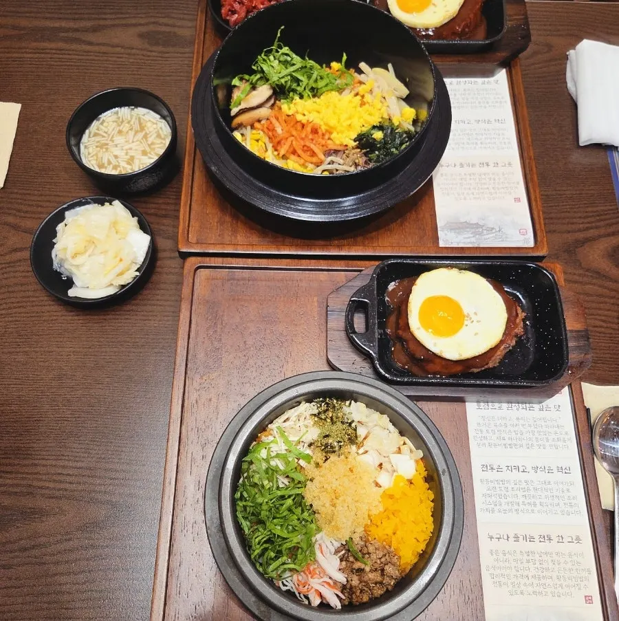 한우육회 비빔밥과 돌솥 알밥이 놓인 한 상