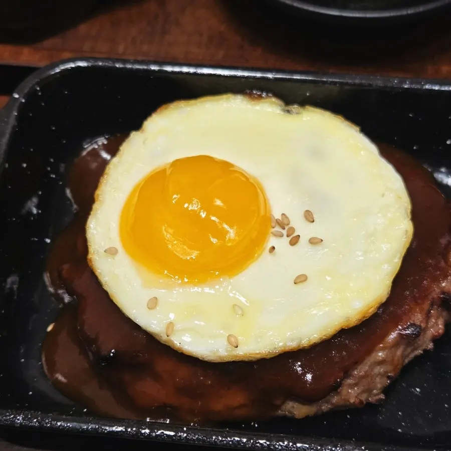 계란후라이와 함께 나온 한우 떡갈비