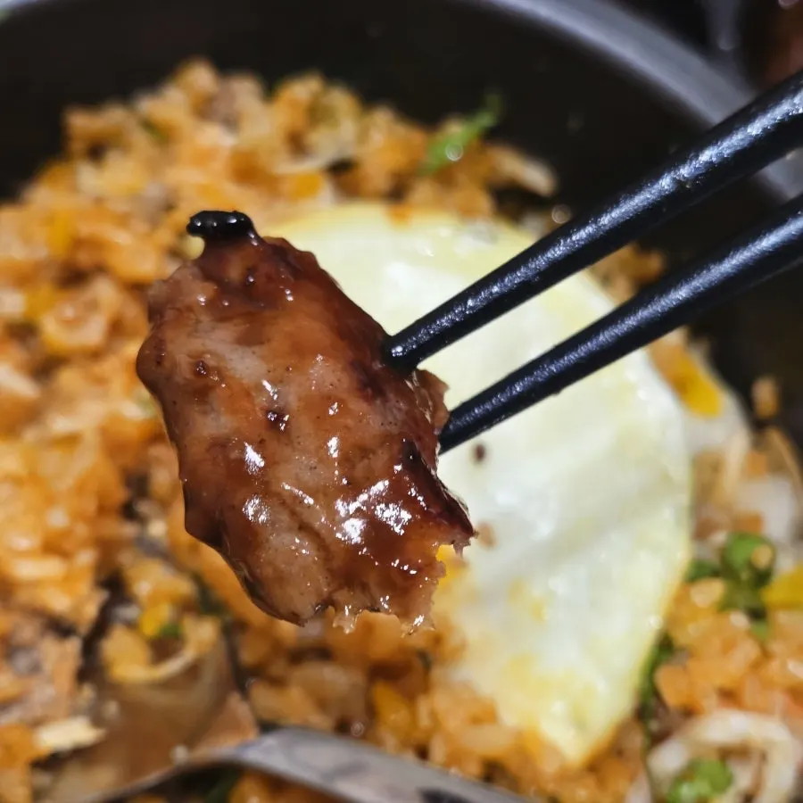 한 입 크기로 자른 떡갈비