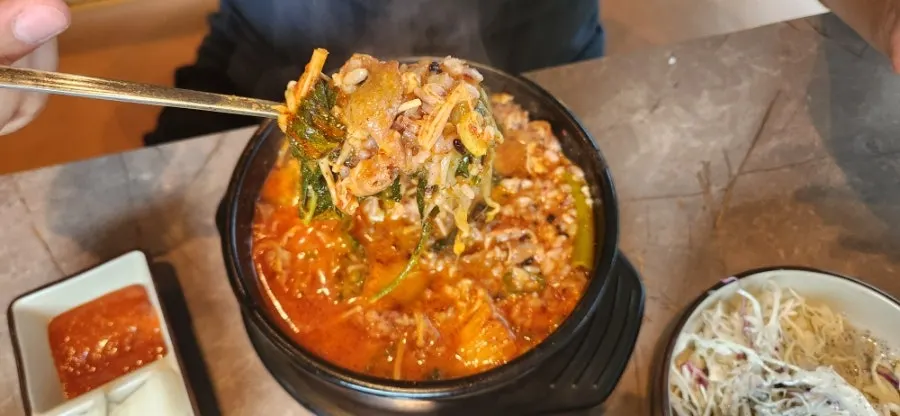 따뜻하고 얼큰한 차돌 오리탕