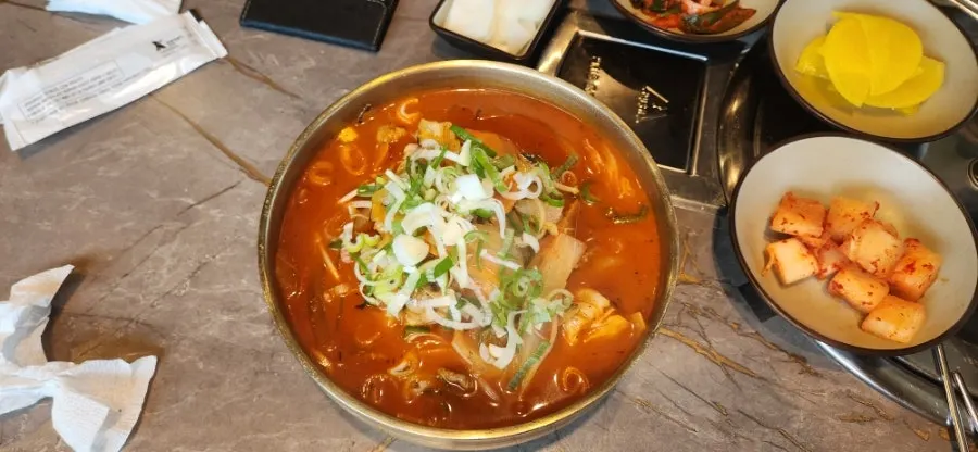 차돌 오리탕을 먹은 식사 모습