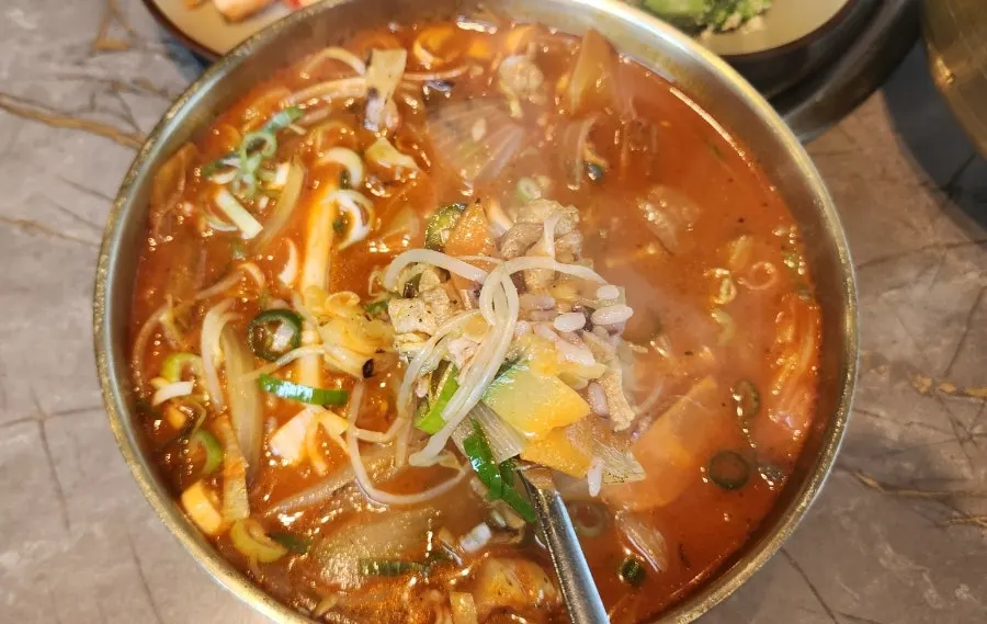 얼큰한 국물의 차돌짬뽕밥