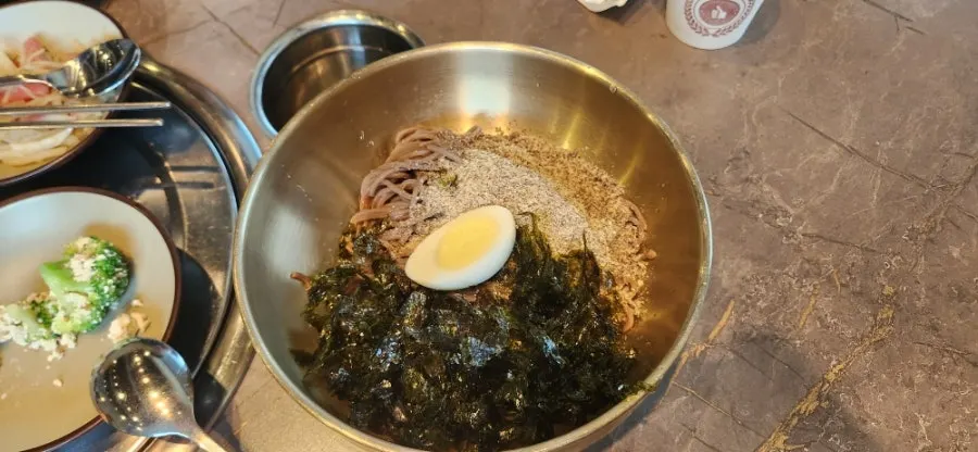 고소하고 담백한 들기름 막국수