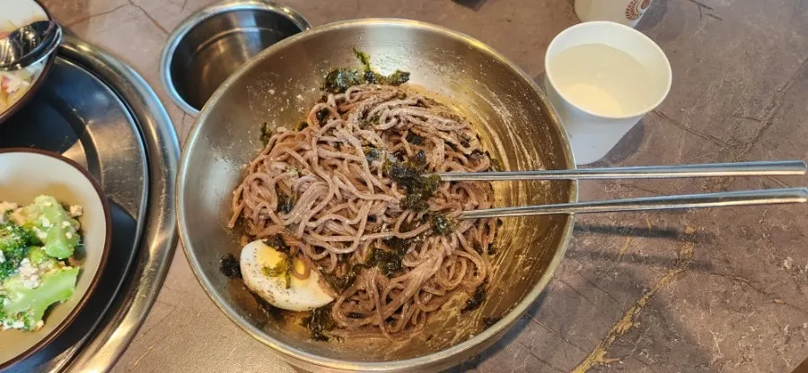 차돌 메뉴와 곁들인 들기름 막국수