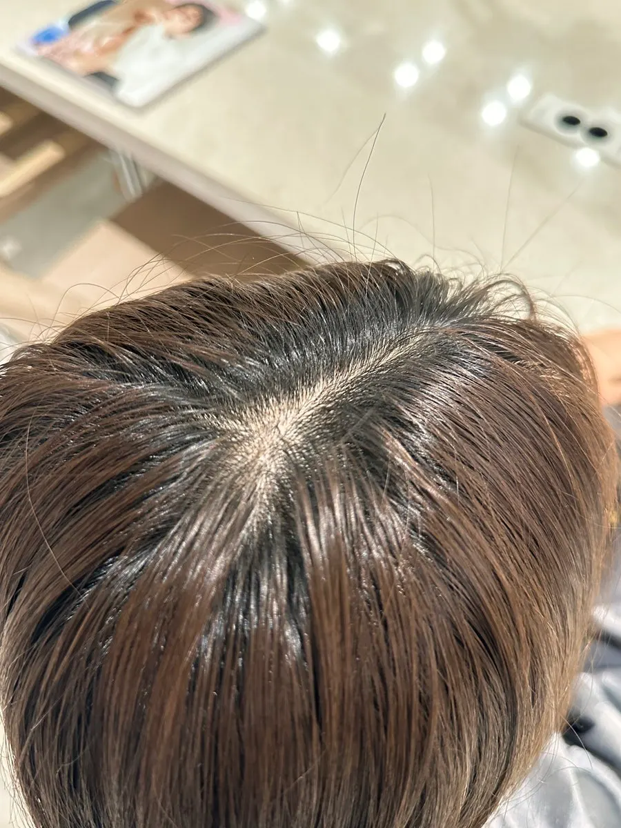 염색 전 정수리에 올라온 검은 뿌리 상태