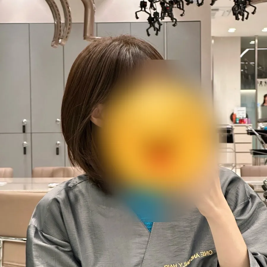 뿌리와 기존 머리색이 자연스럽게 연결된 염색 결과