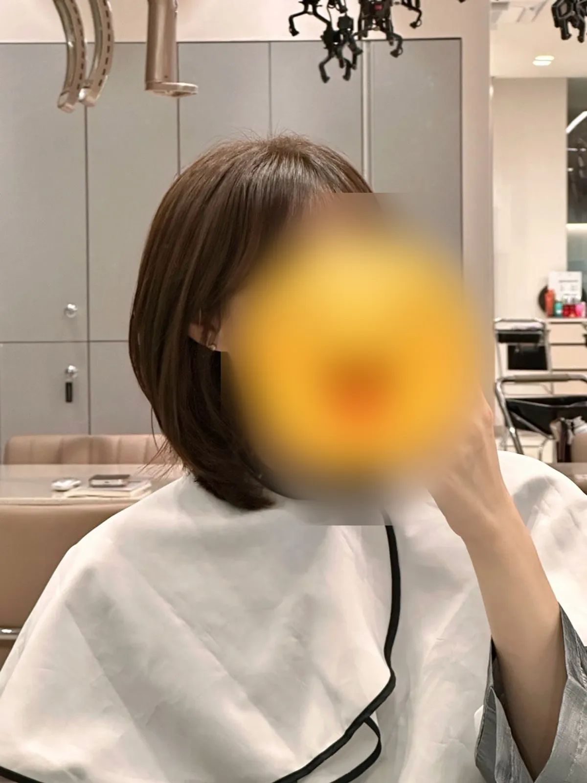 안쪽으로 떨어지게 드라이한 단발 스타일