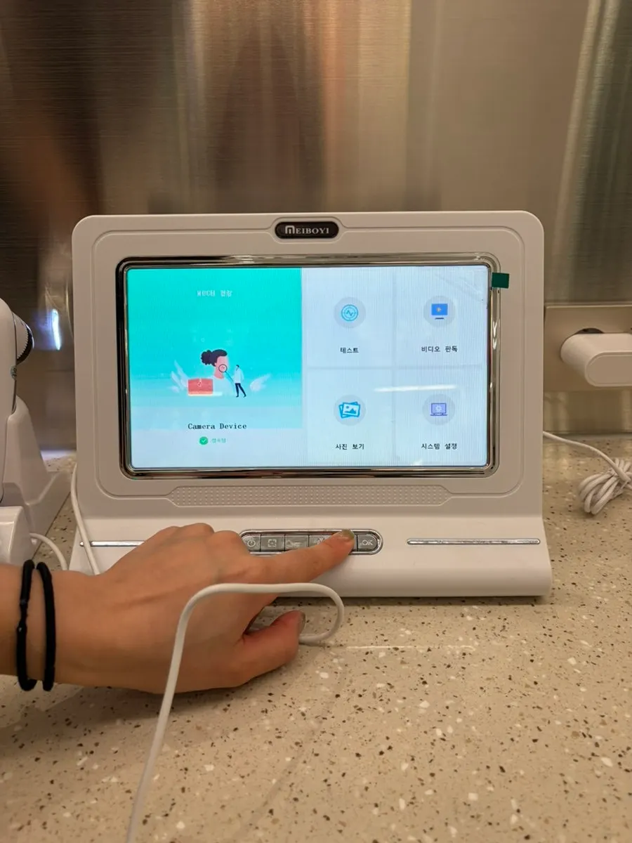Checking scalp condition with a precision scalp analysis machine
