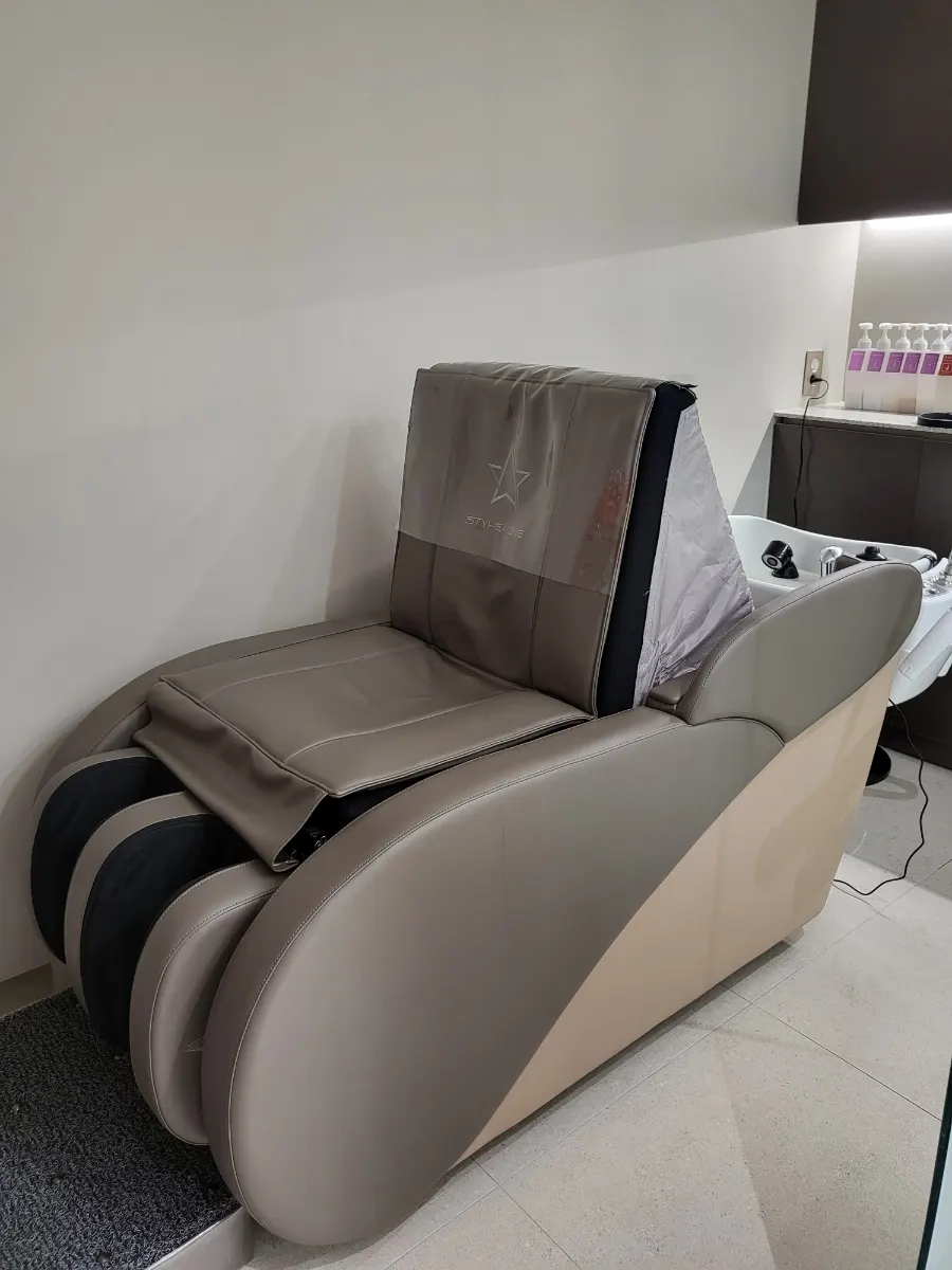Shampoo room with a massage chair