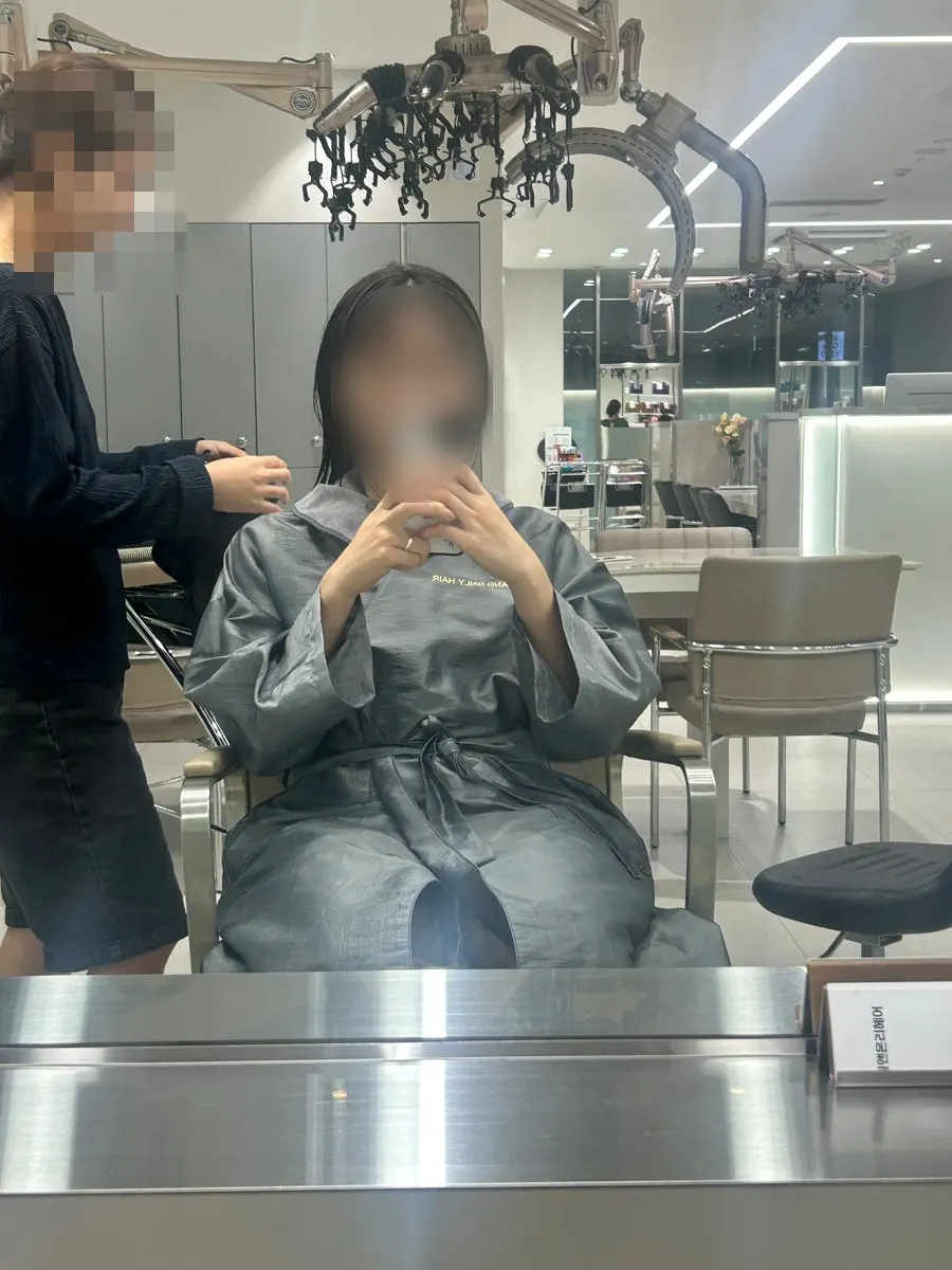 두상과 얼굴형 확인하는 단발 상담 장면