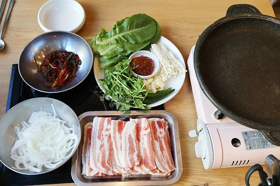 냉삼겹살 기본 상차림과 밑반찬