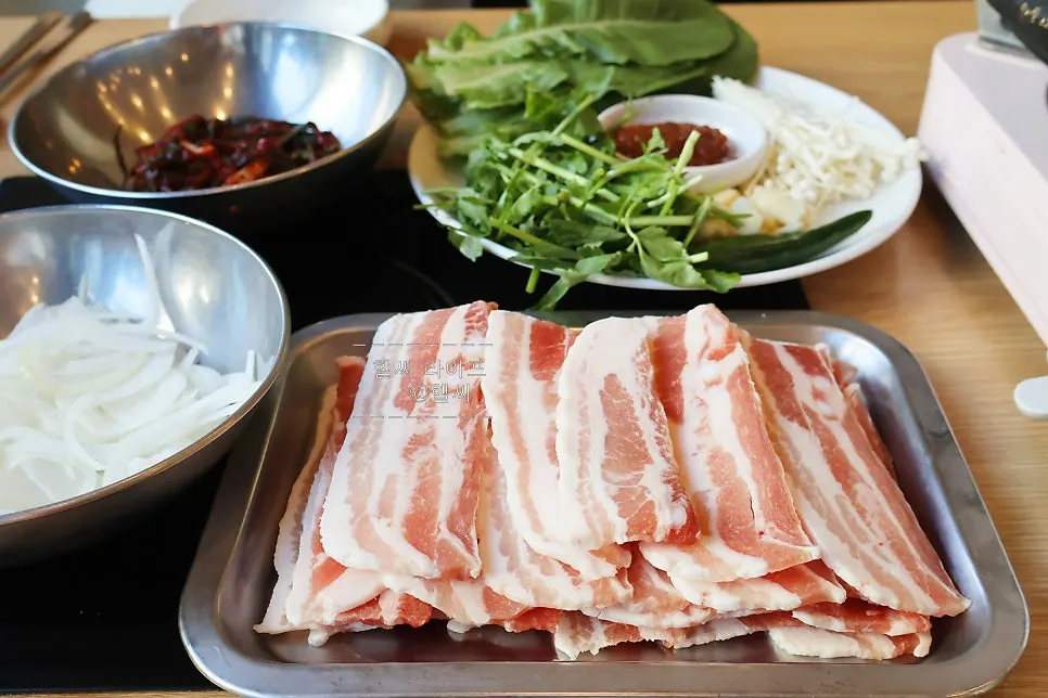 상추 쪽파김치 양파채 등 반찬 구성