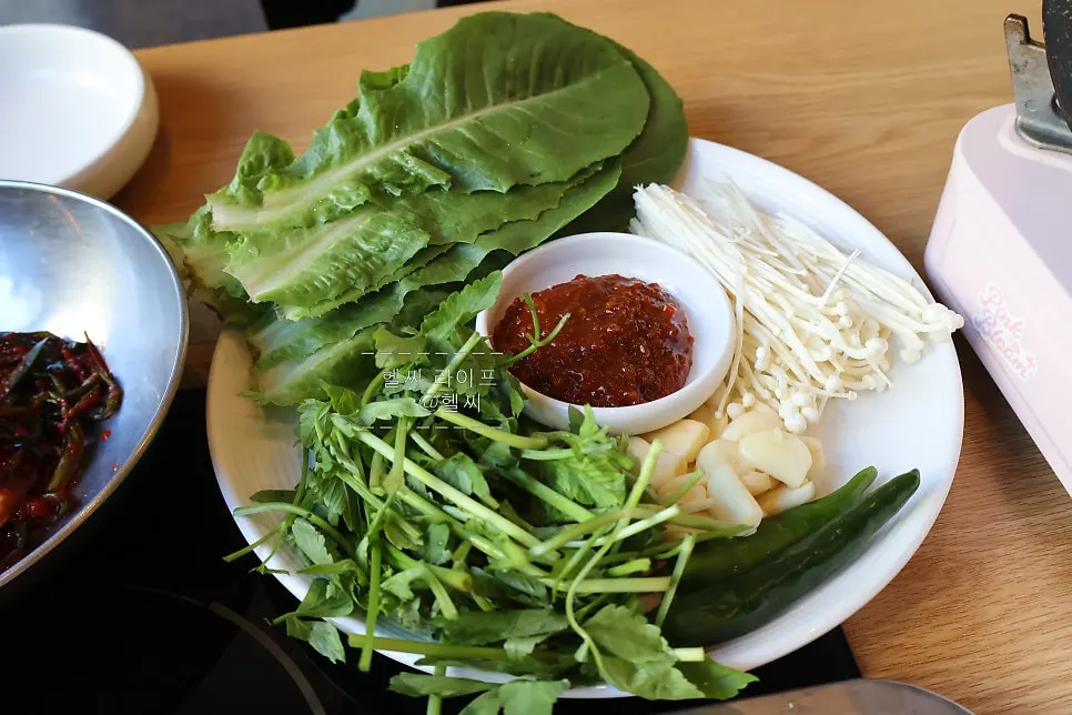 넉넉하게 차려진 야채와 쌈 재료