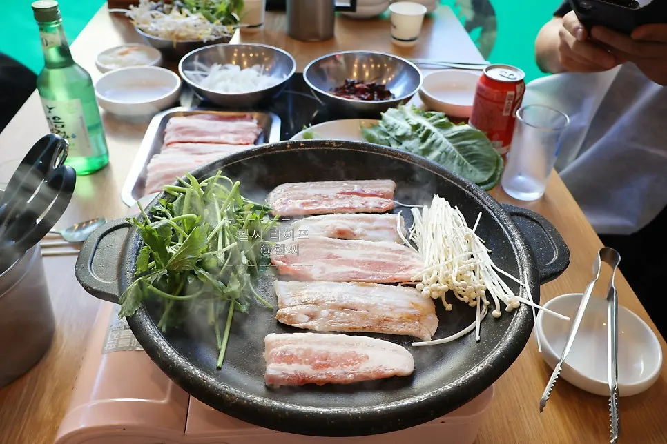 주물 팬에 올린 얇은 냉삼겹살