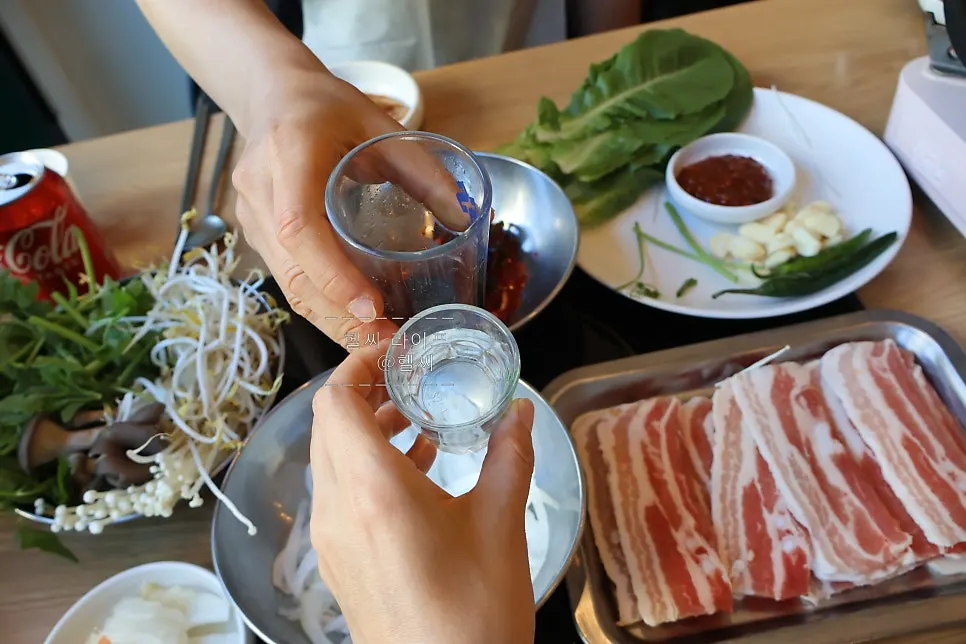 미나리를 곁들인 삼겹살 쌈 한 점