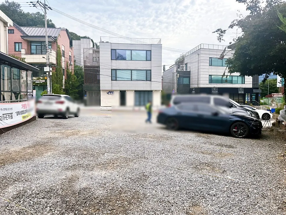 Parking space in front of Deo Chadol