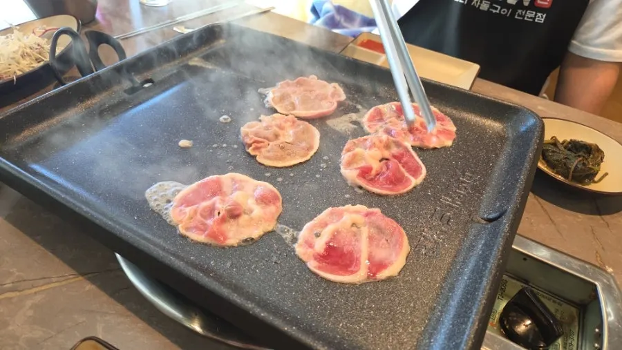 Thinly sliced raw duck chadol meat