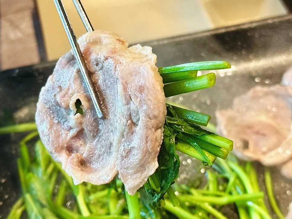 Thinly sliced fresh duck chadol rolled into coils