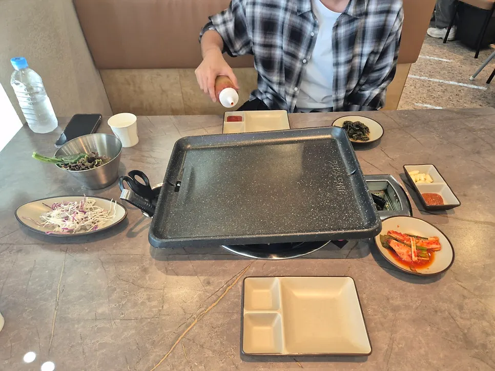 커플코스 기본 반찬이 깔린 테이블