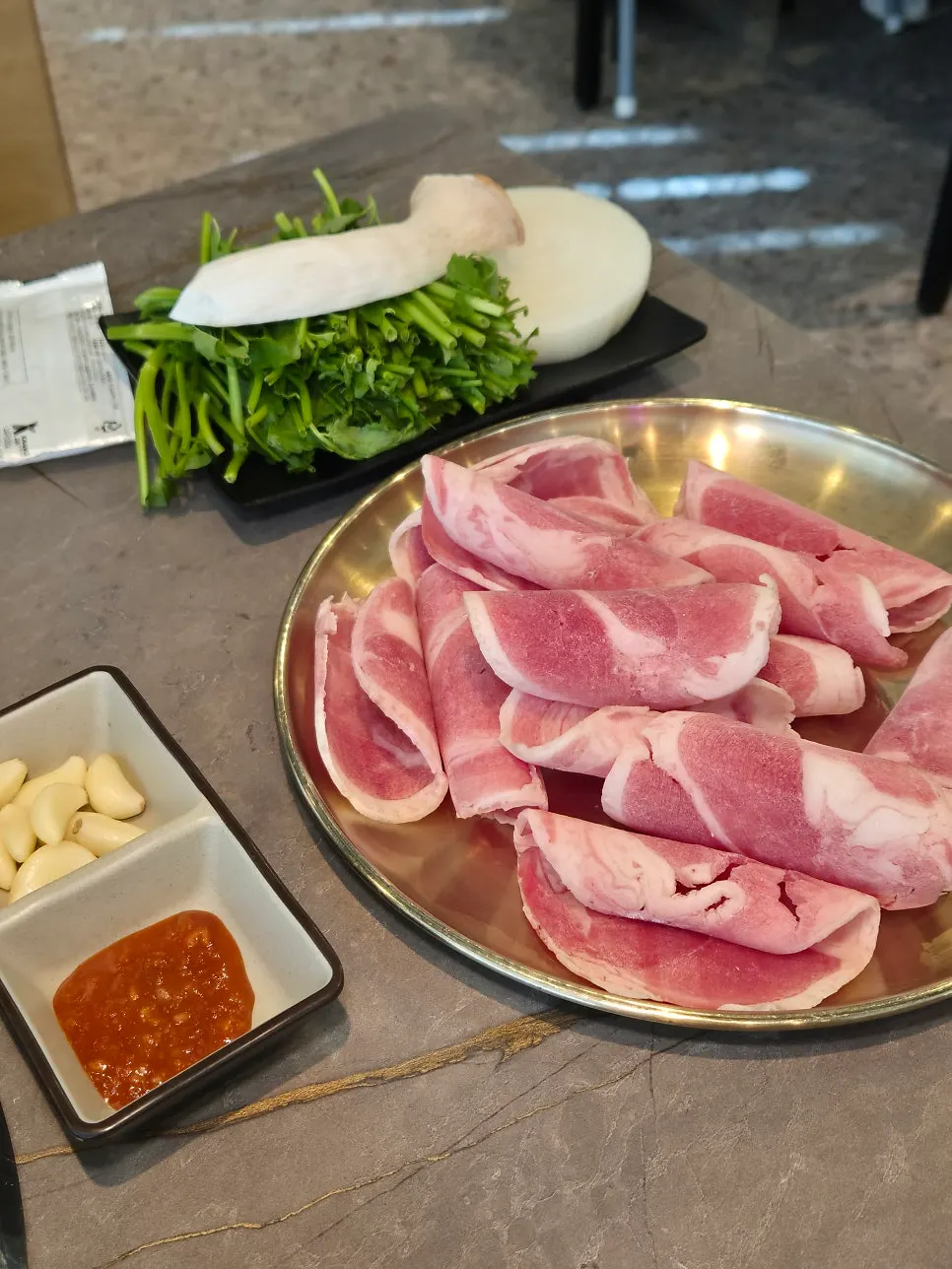 얇게 썰려 나온 더차돌 오리차돌구이