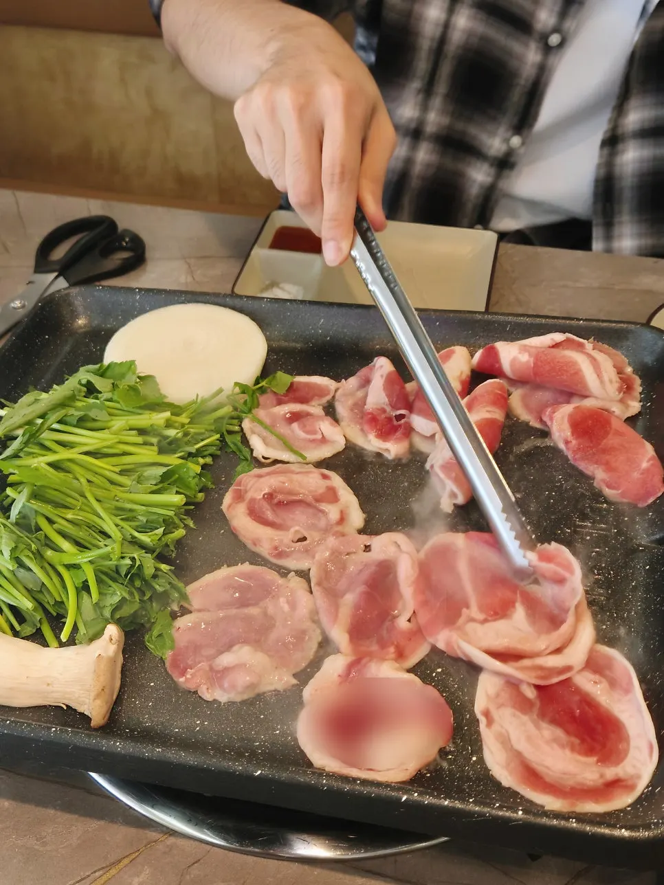 불판에서 구워지는 오리차돌구이