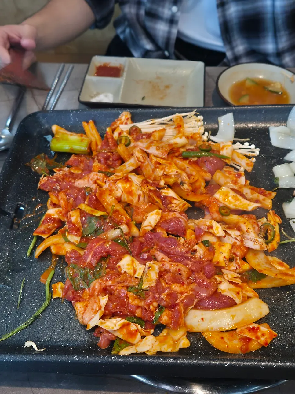 양념이 더해진 생오리주물럭