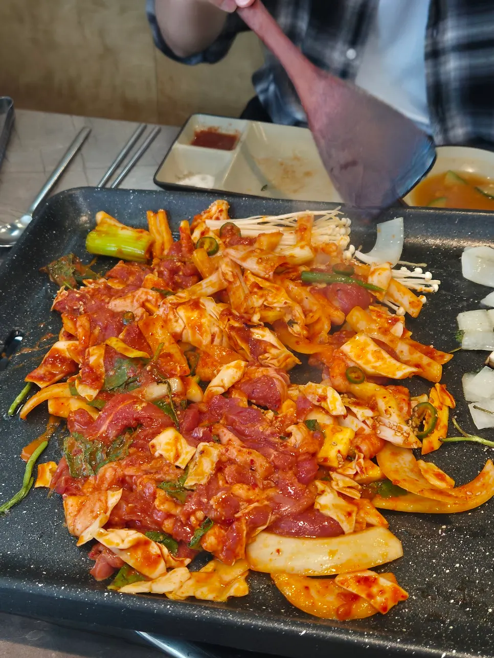 상추에 깻잎과 파김치를 곁들인 오리 쌈