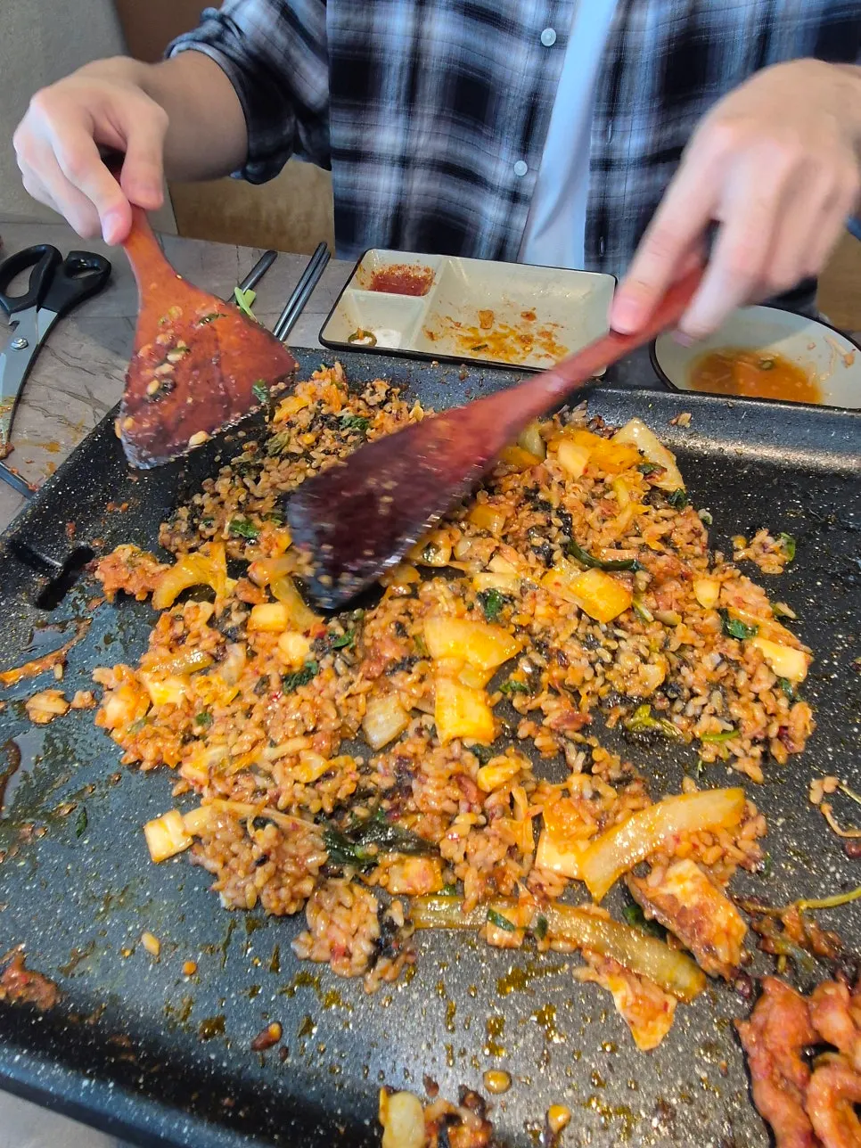 불판에서 볶아지는 볶음밥