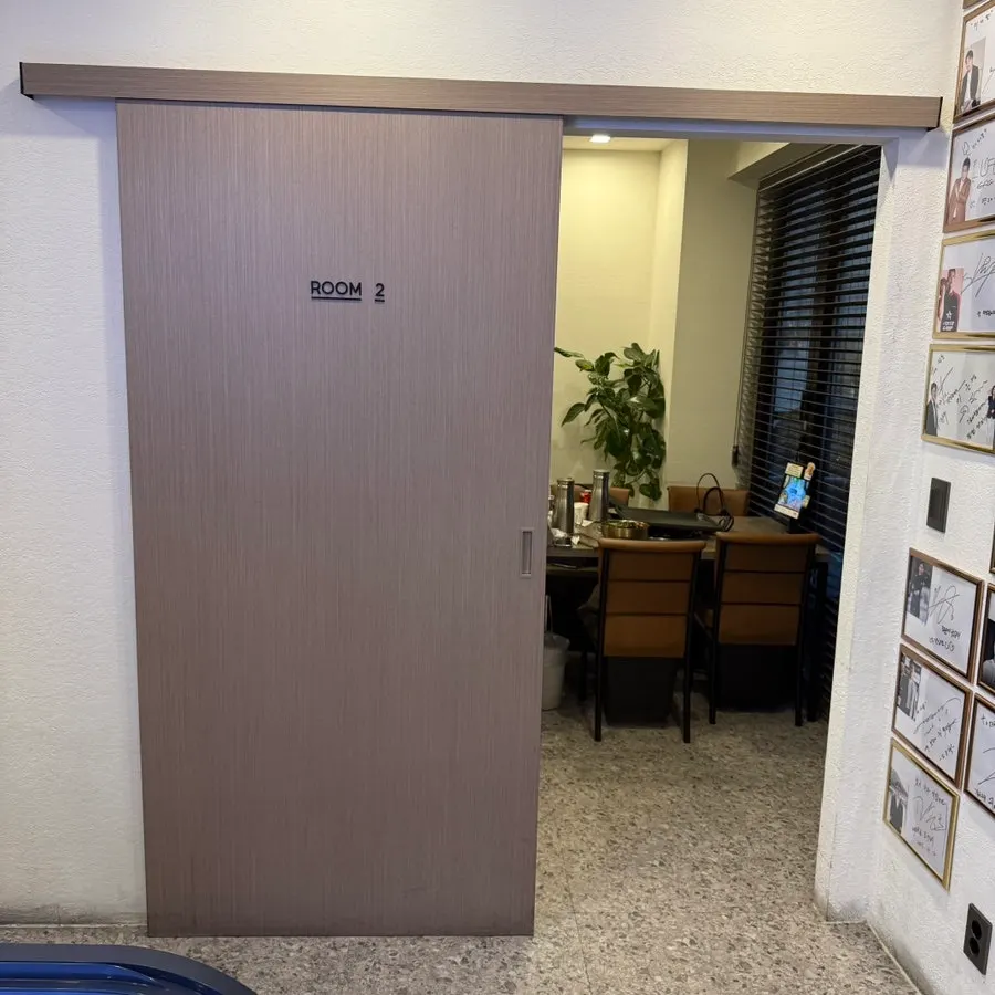더차돌 과천본점 홀과 룸 좌석