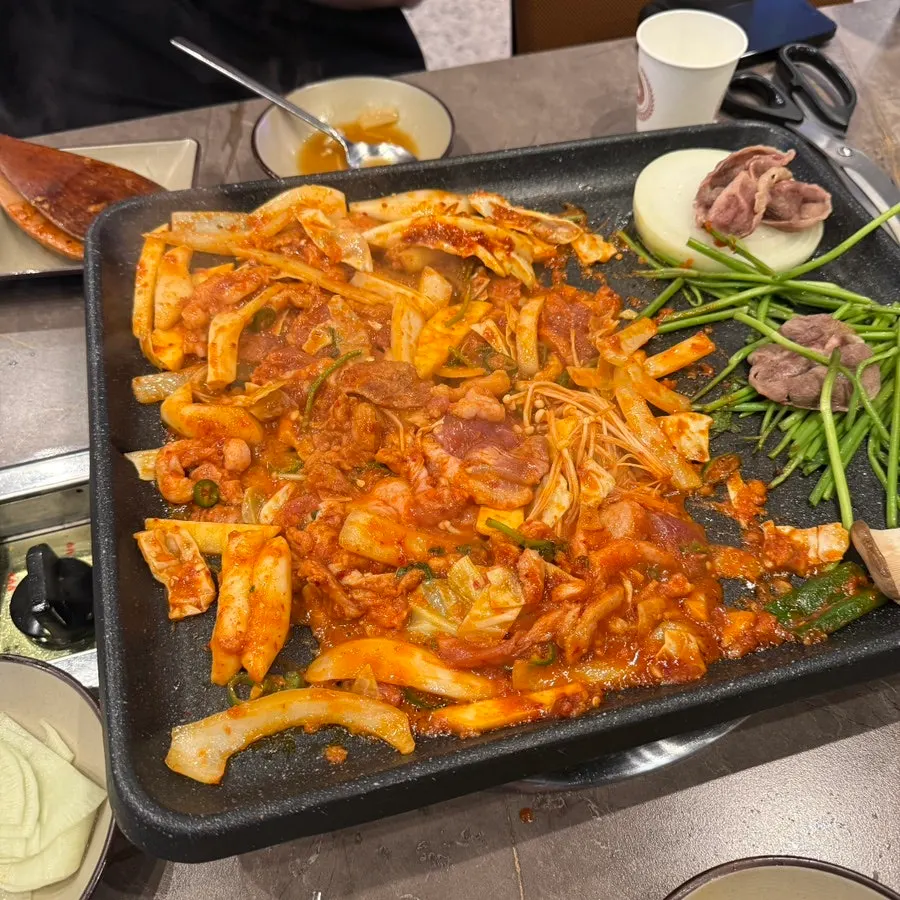 깻잎과 쌈무를 곁들인 생오리주물럭