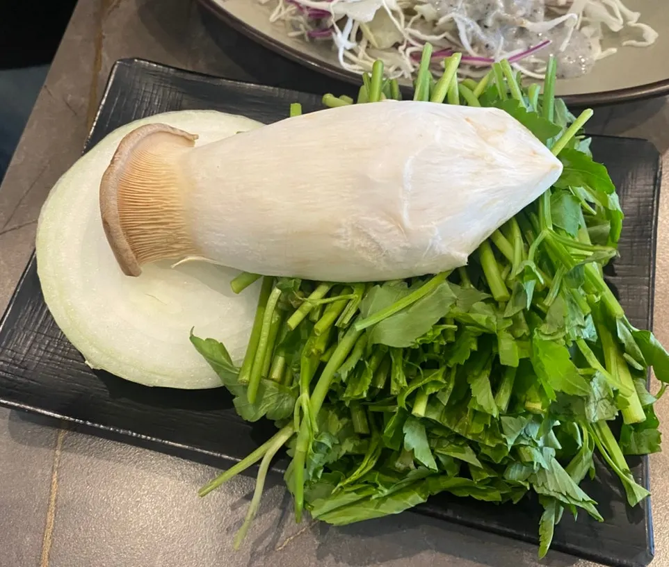 새송이버섯과 양파, 미나리 채소 접시