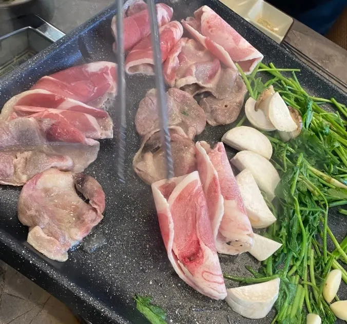 얇게 슬라이스해 돌돌 말린 생오리차돌