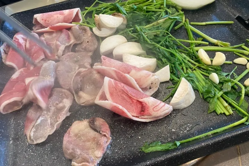 오리차돌 고기 접시 클로즈업