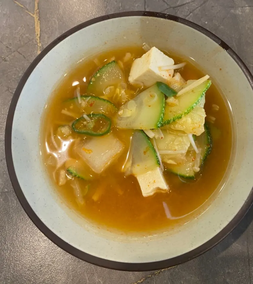 된장찌개 국물을 떠먹는 모습
