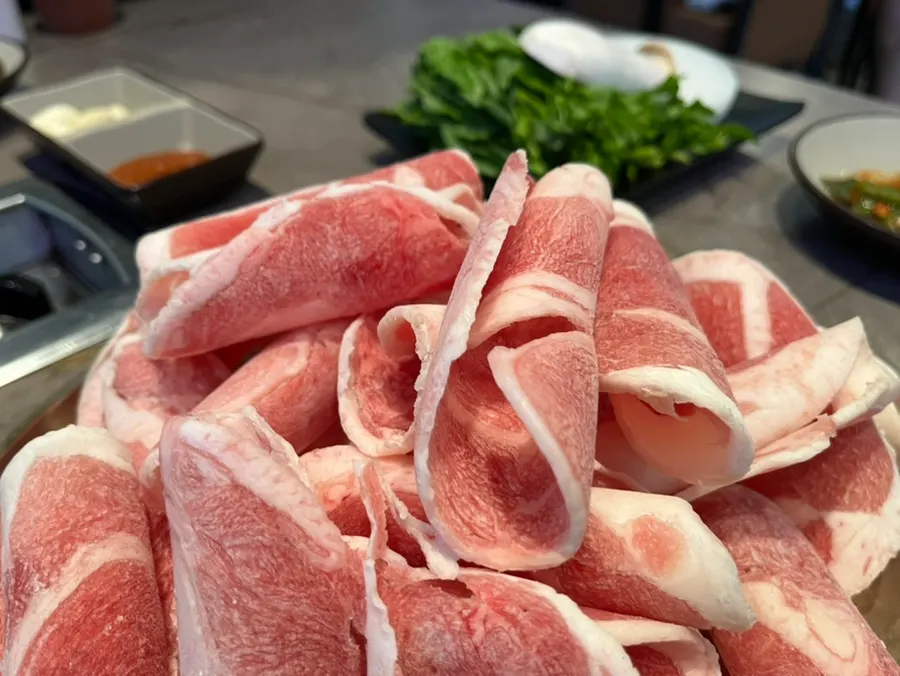 果川深村牛胸肉的鸭肉牛胸肉烤肉桌面摆盘