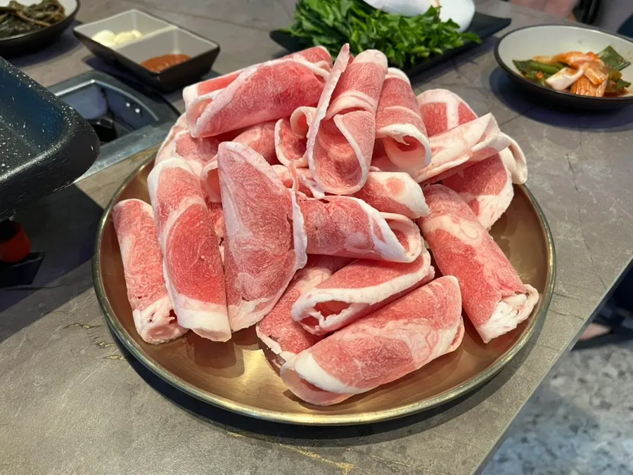 放在烤盘上的鸭肉牛胸肉烤肉