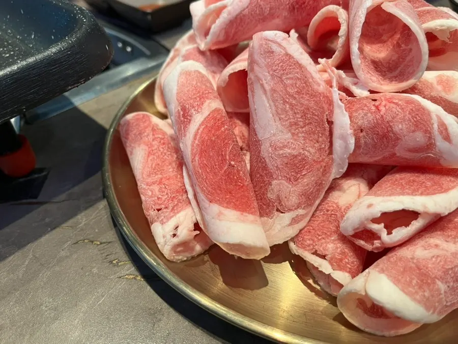 正在烤制的鸭肉牛胸肉