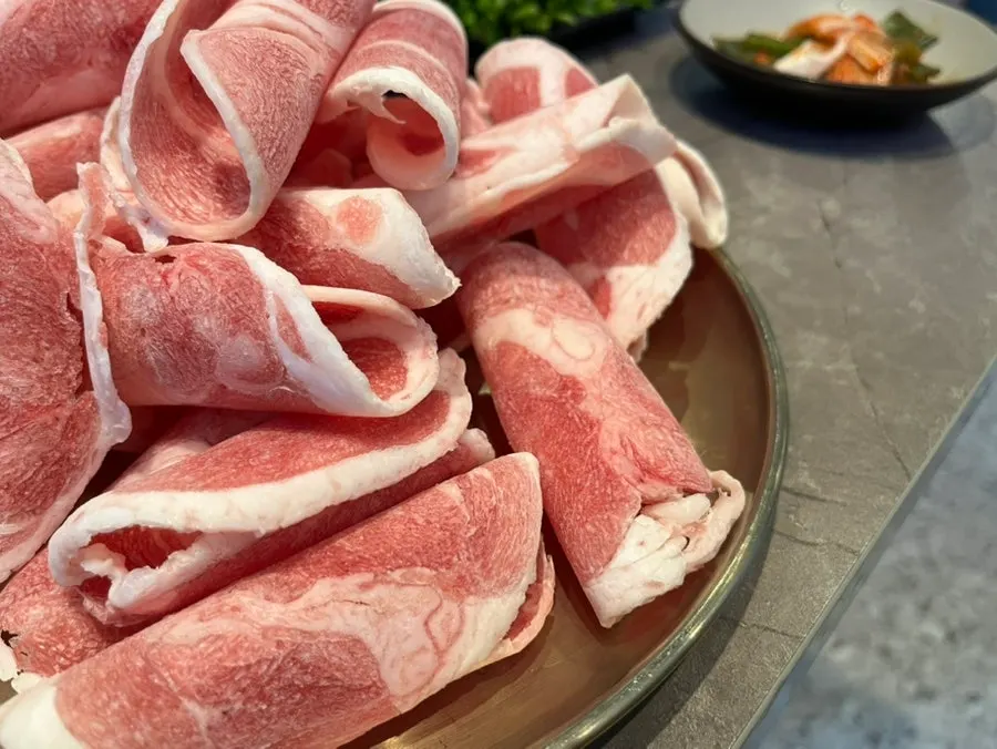 鸭肉牛胸肉烤肉和基本小菜的桌面摆盘