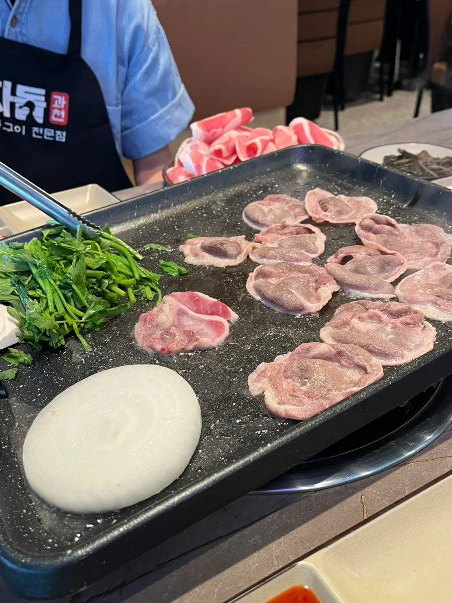 和水芹菜一起烤的鸭肉牛胸肉