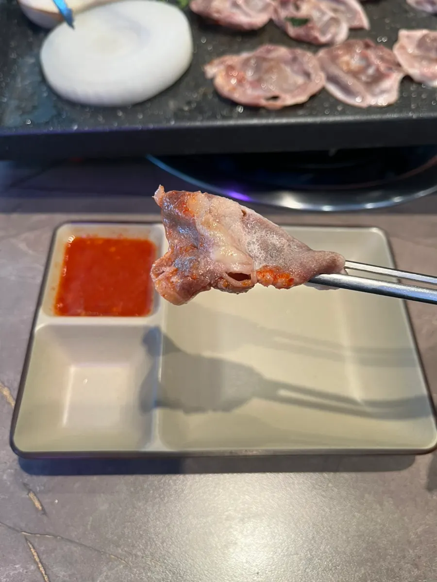 烤好的一块鸭肉牛胸肉