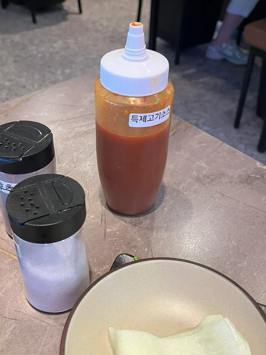 蘸了又辣又酸特制酱料的肉