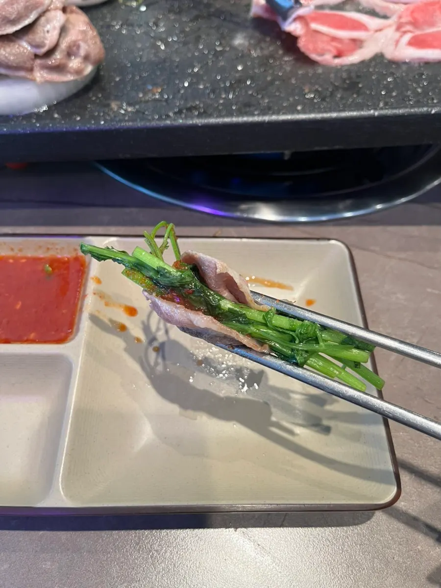 深村牛胸肉特制酱料的小碟