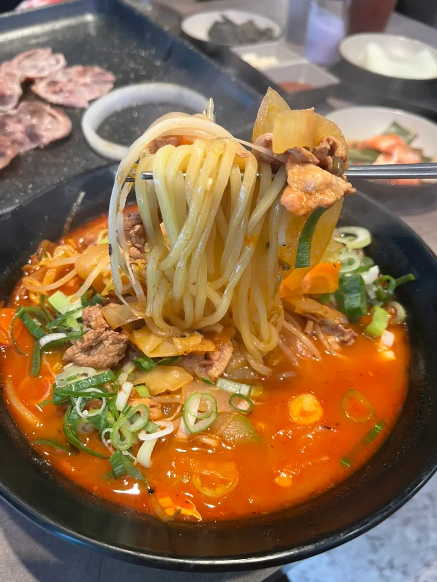 蔬菜和肉都很丰富的牛胸肉짬뽕