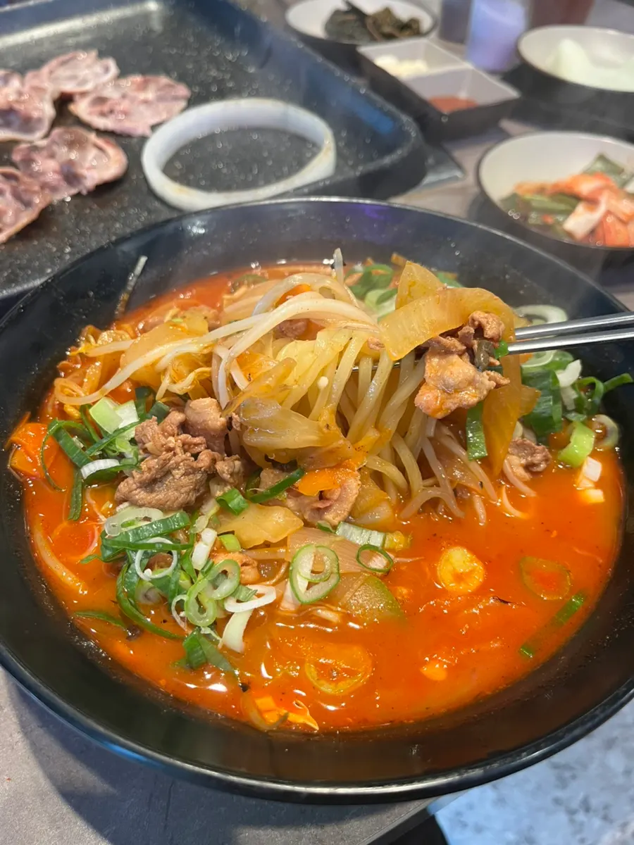 有嚼劲的牛胸肉짬뽕面条