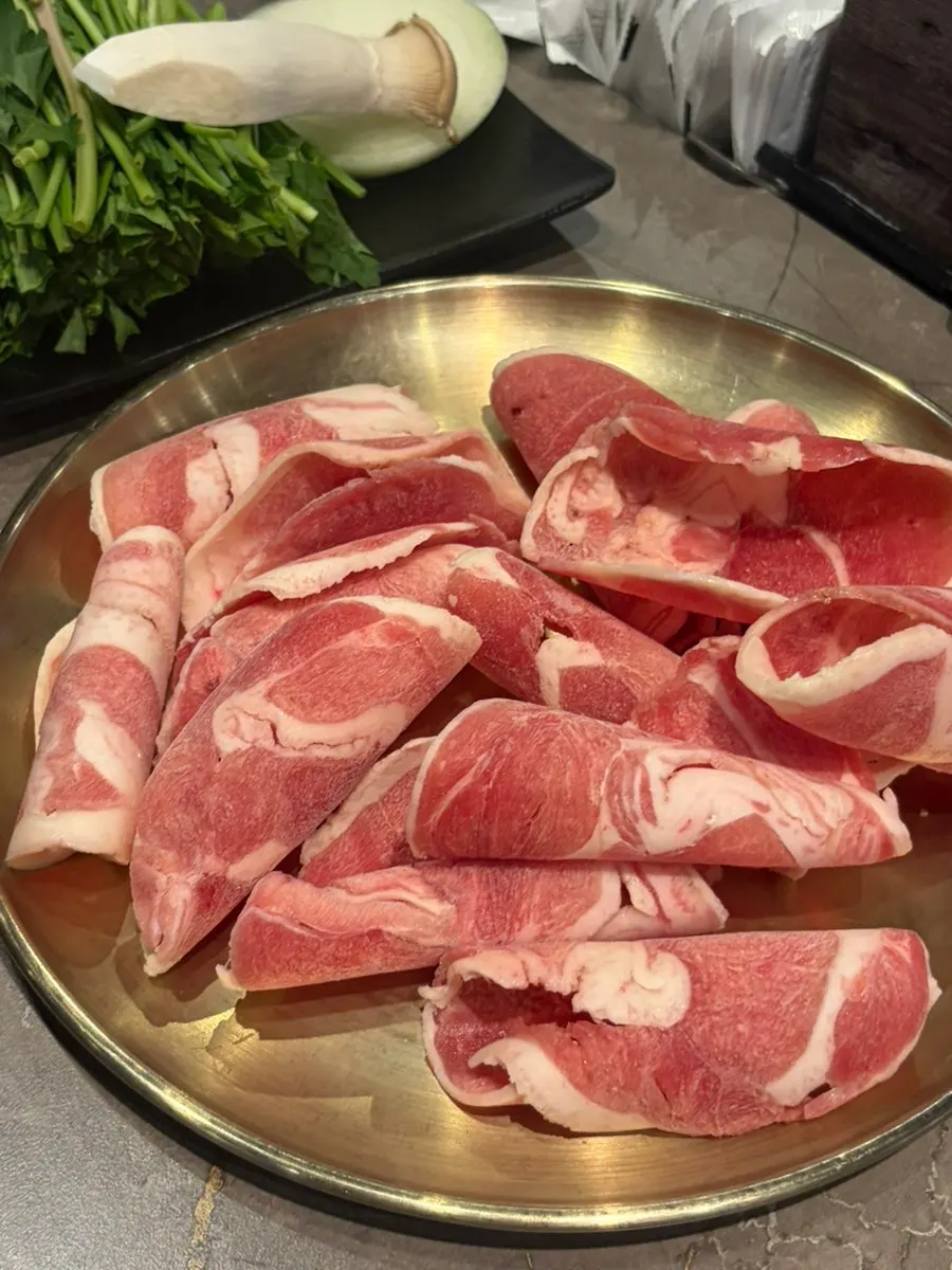 테이블에 깔린 더차돌 밑반찬